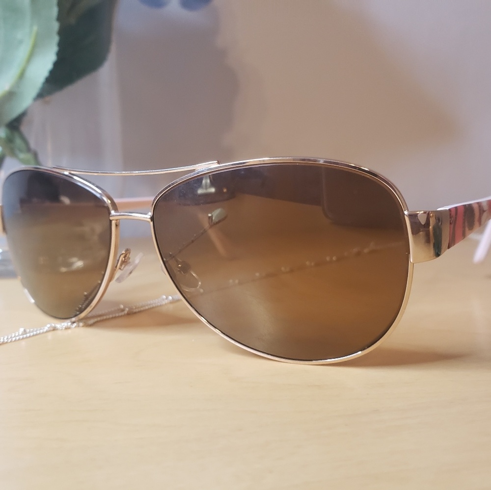 Sunglasses. Vera Bradley. Floral pattern.